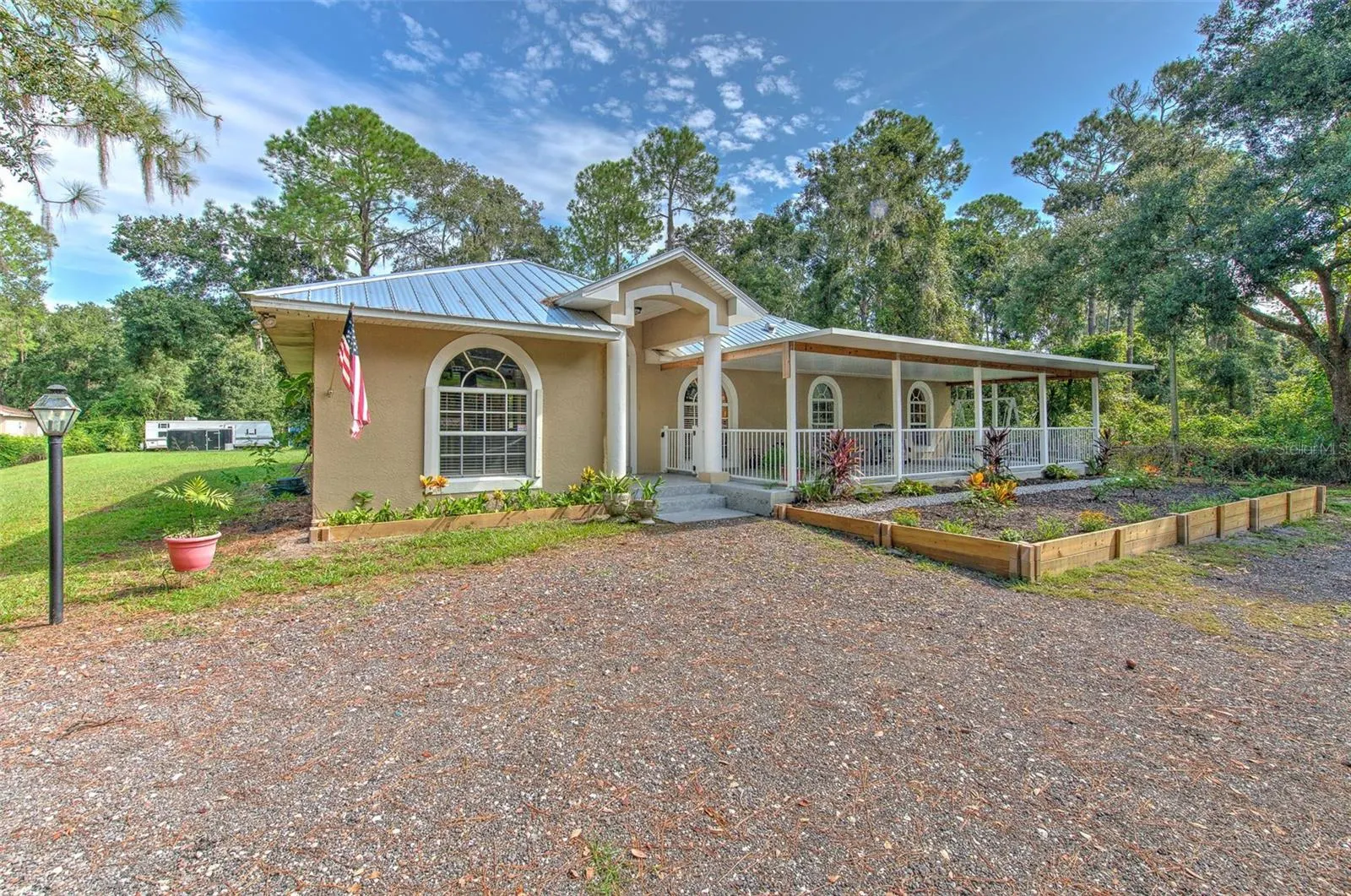 118 E HUNTER RD