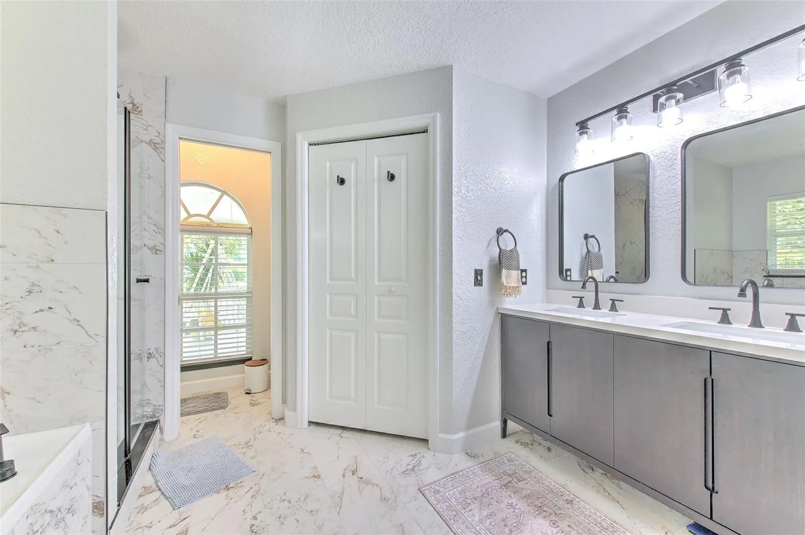 118 E HUNTER RD