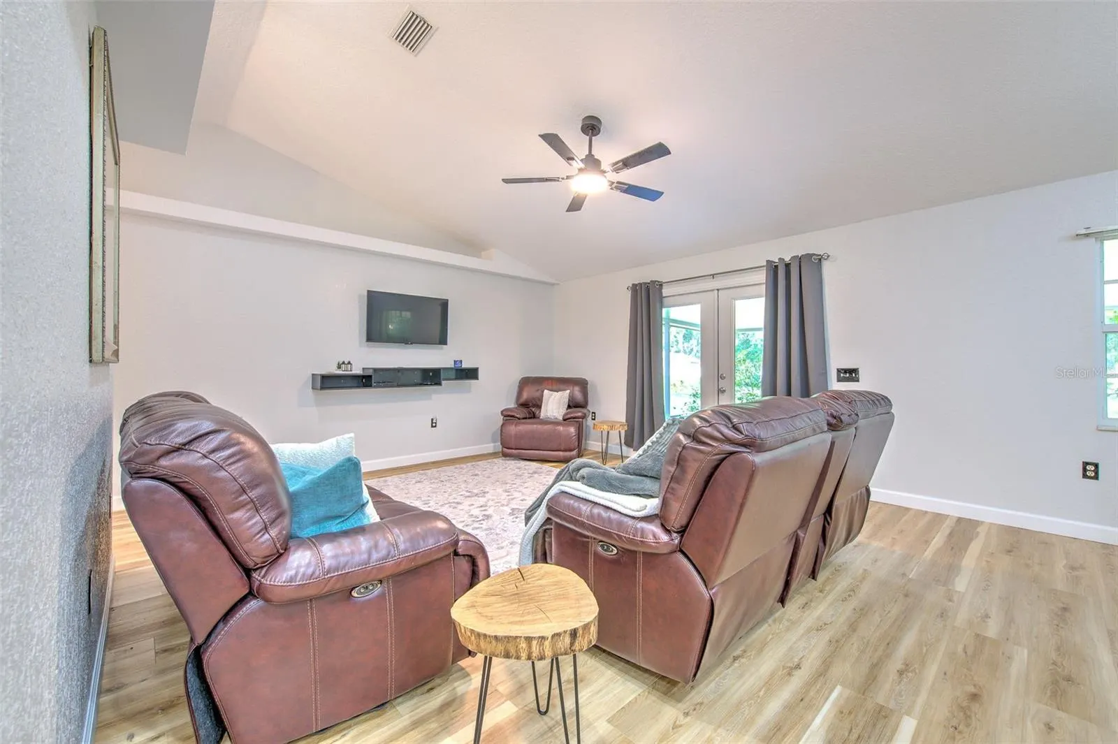 118 E HUNTER RD