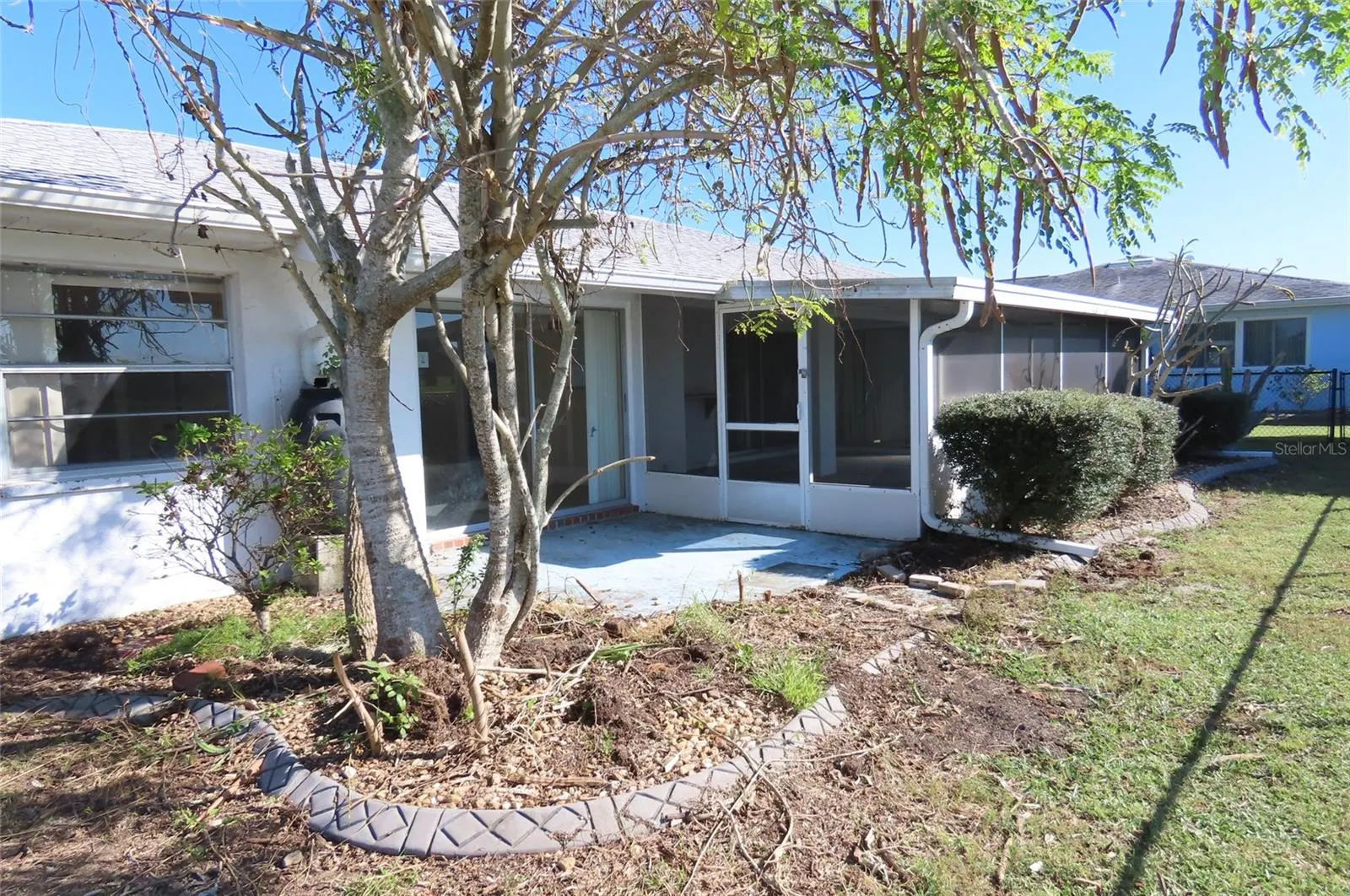 910 EL RANCHO DR