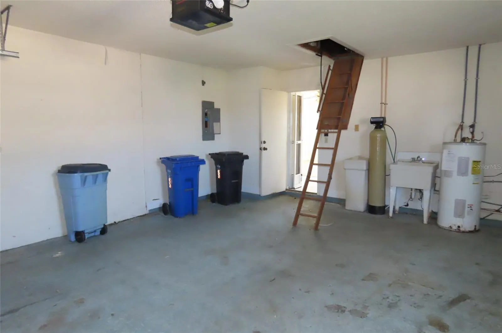 910 EL RANCHO DR