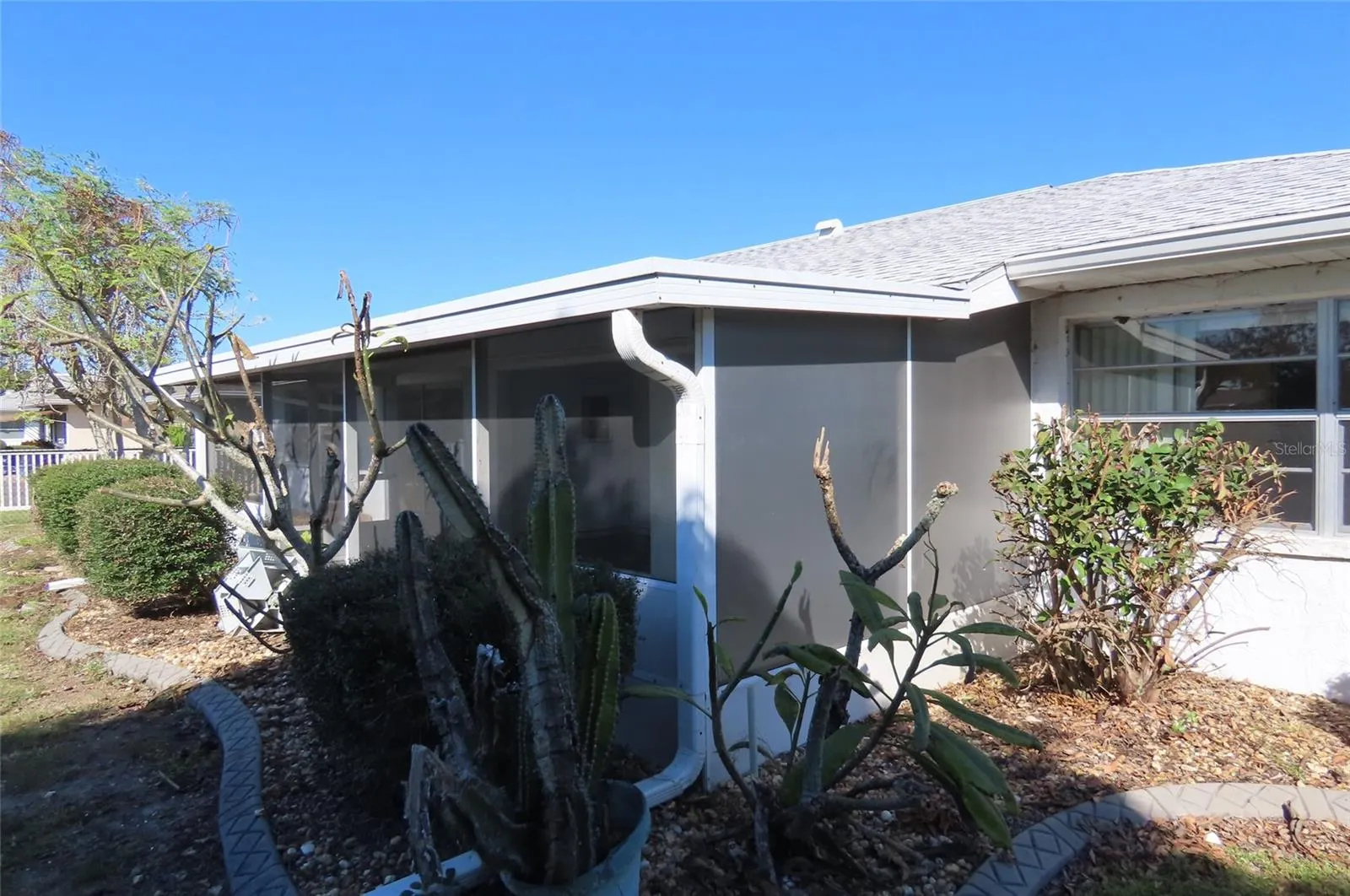 910 EL RANCHO DR