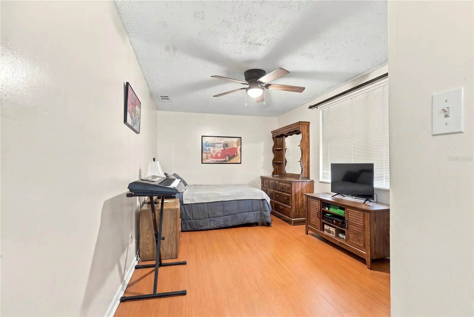 1042 VIKING DR