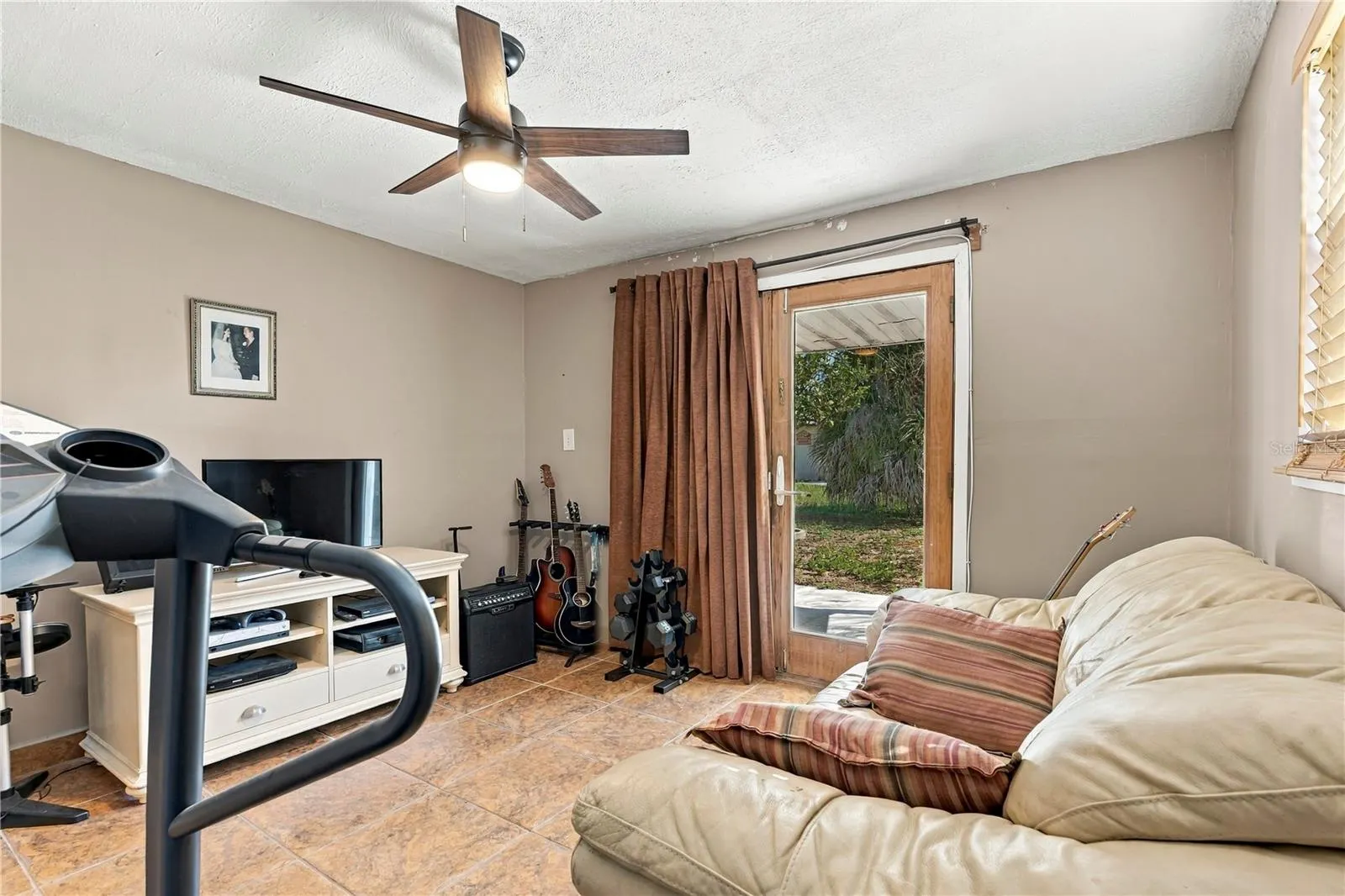 1042 VIKING DR