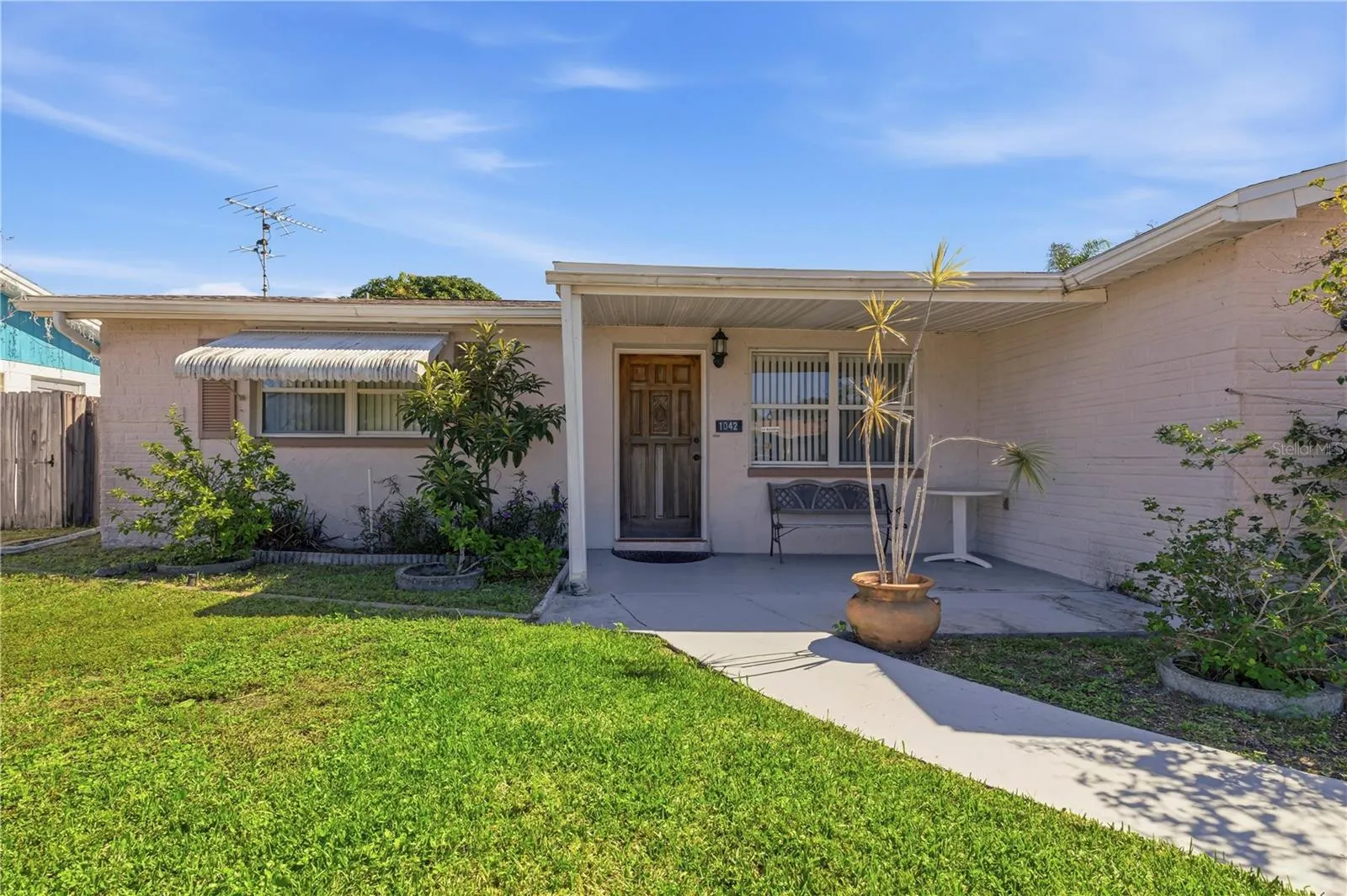 1042 VIKING DR