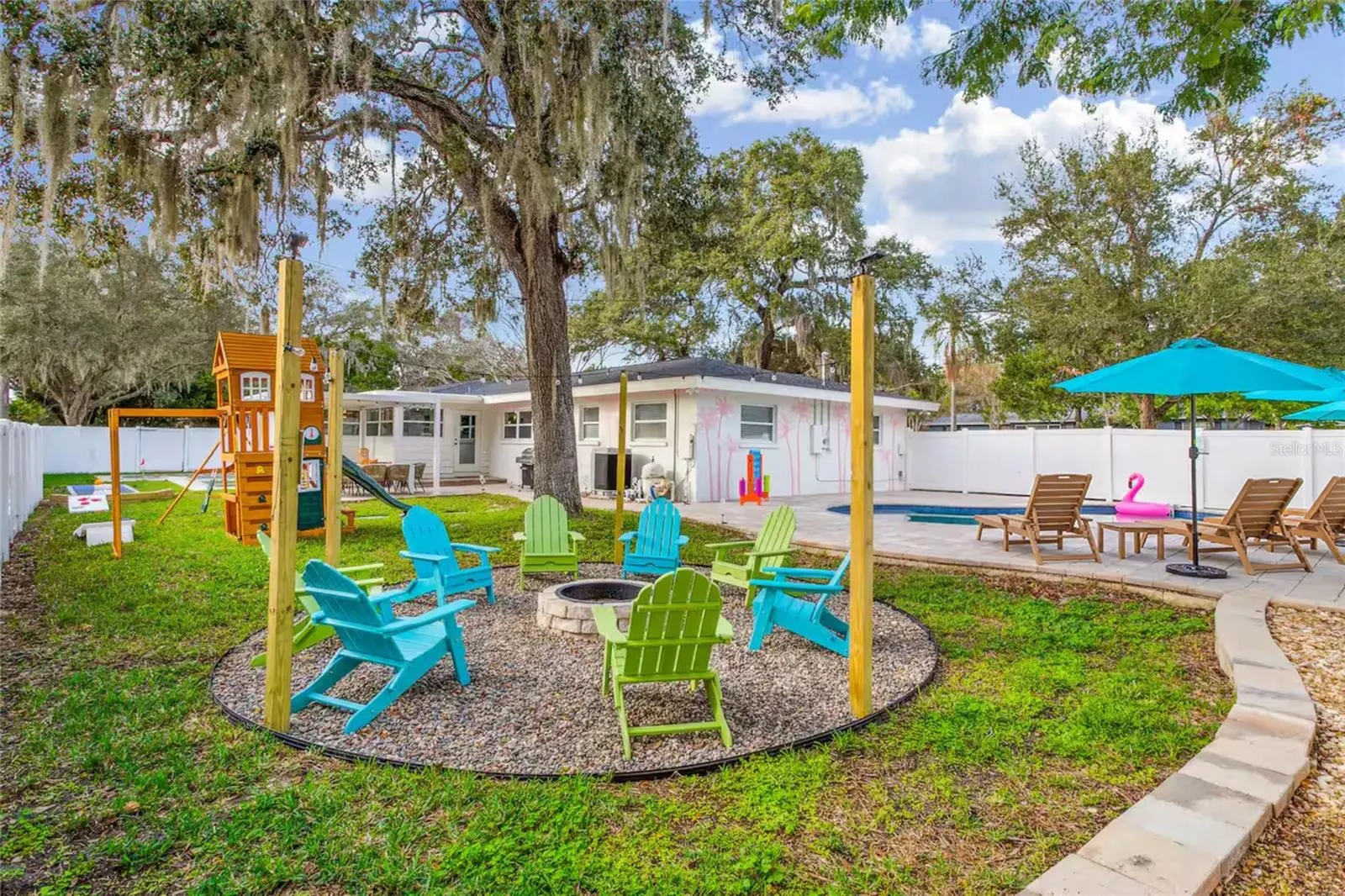 1749 MAGNOLIA DR
