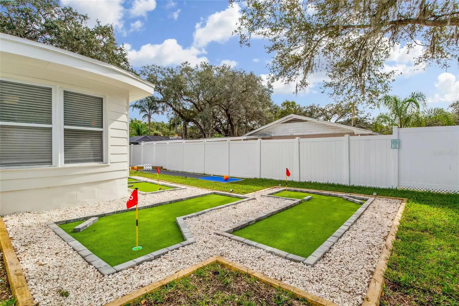 1749 MAGNOLIA DR