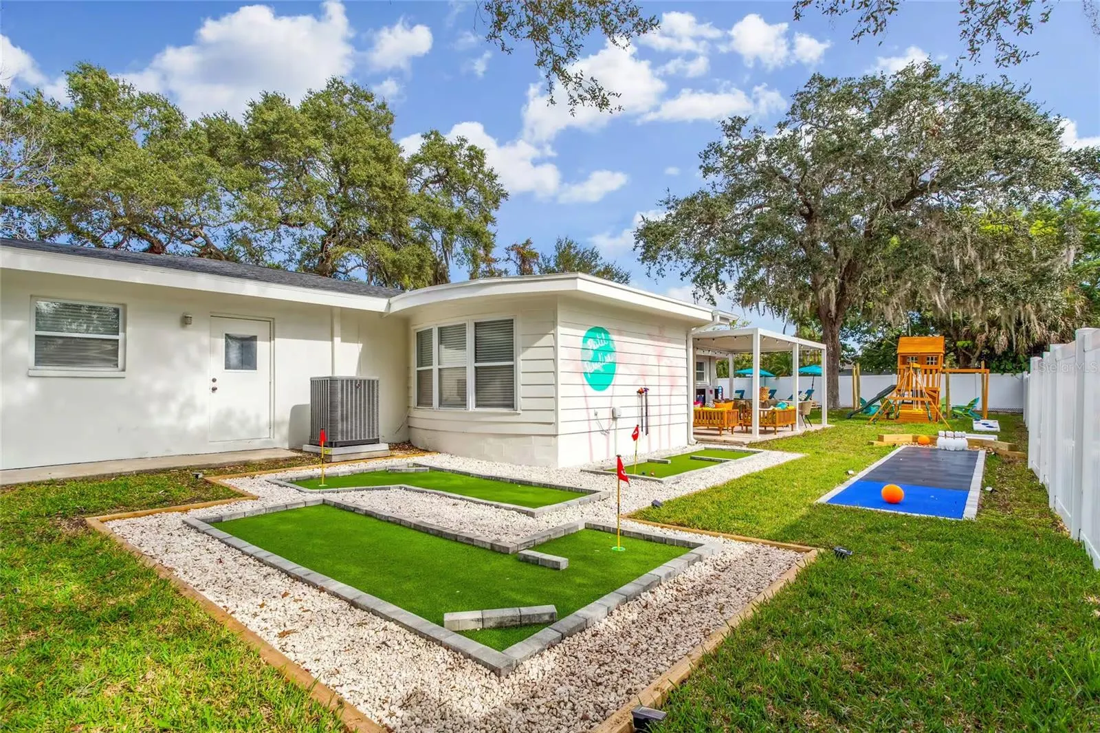 1749 MAGNOLIA DR