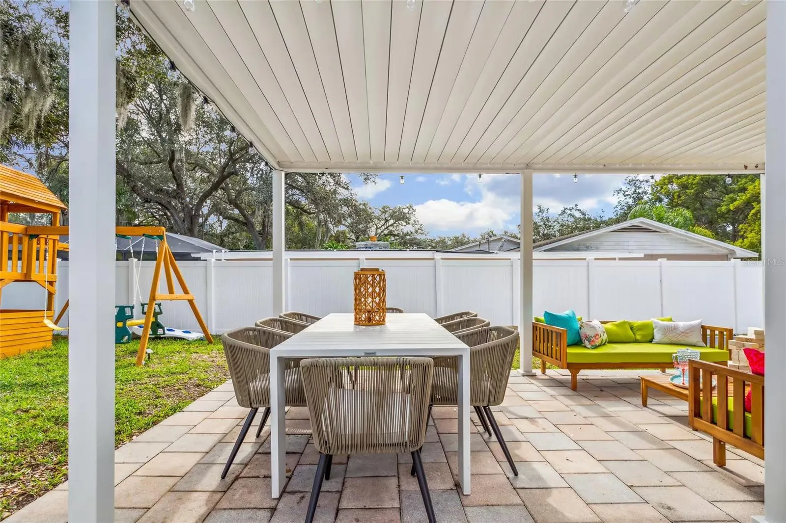 1749 MAGNOLIA DR