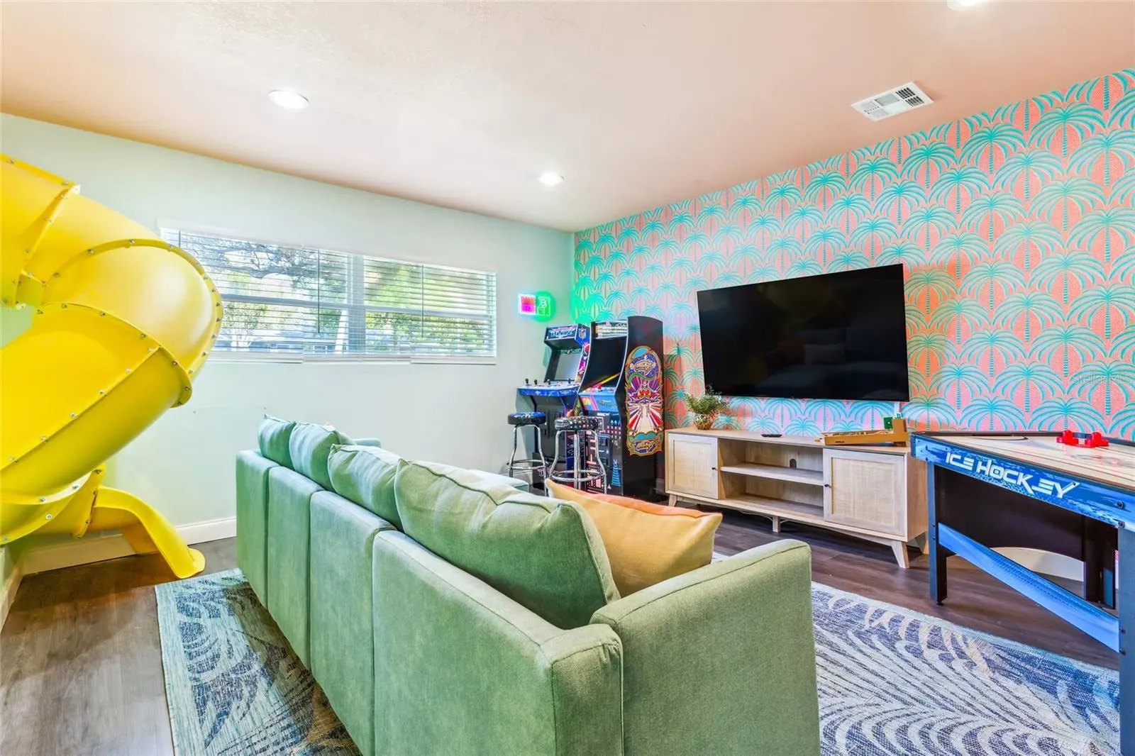 1749 MAGNOLIA DR