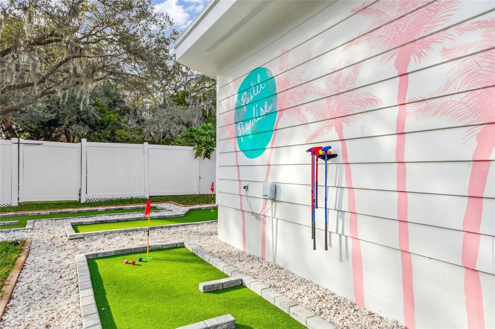 1749 MAGNOLIA DR