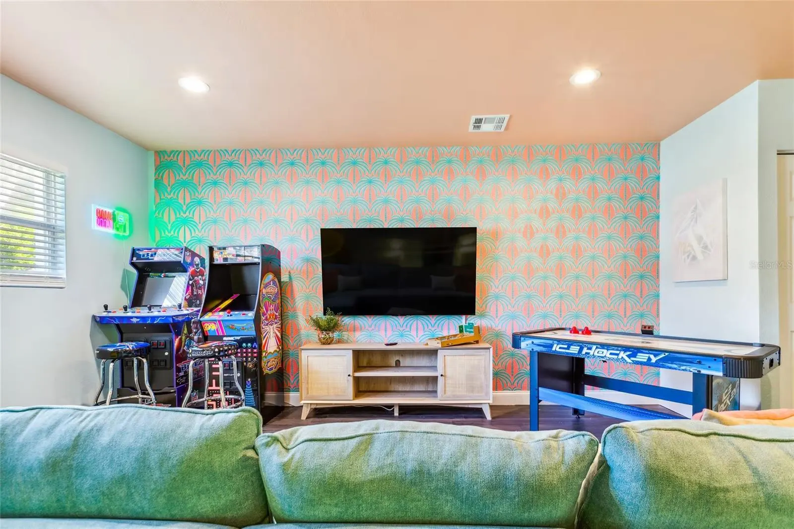 1749 MAGNOLIA DR