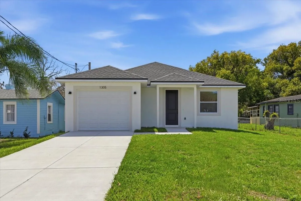 1305 E PARKER ST