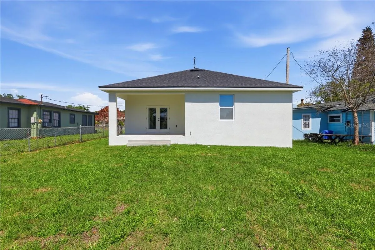 1305 E PARKER ST