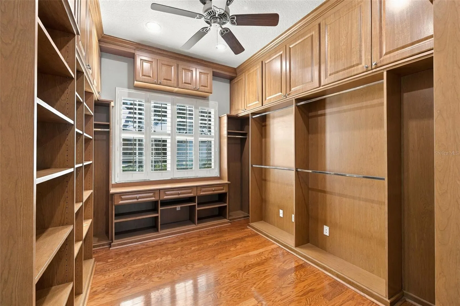 3916 VALRICO GROVE DR