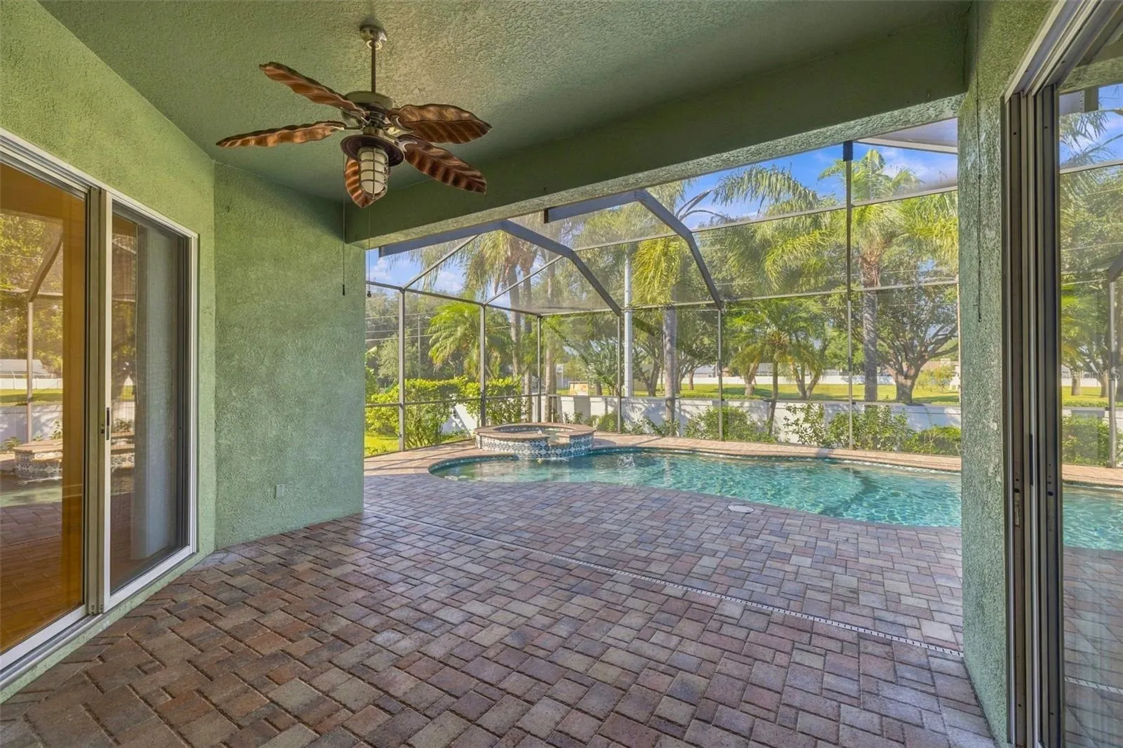 3916 VALRICO GROVE DR