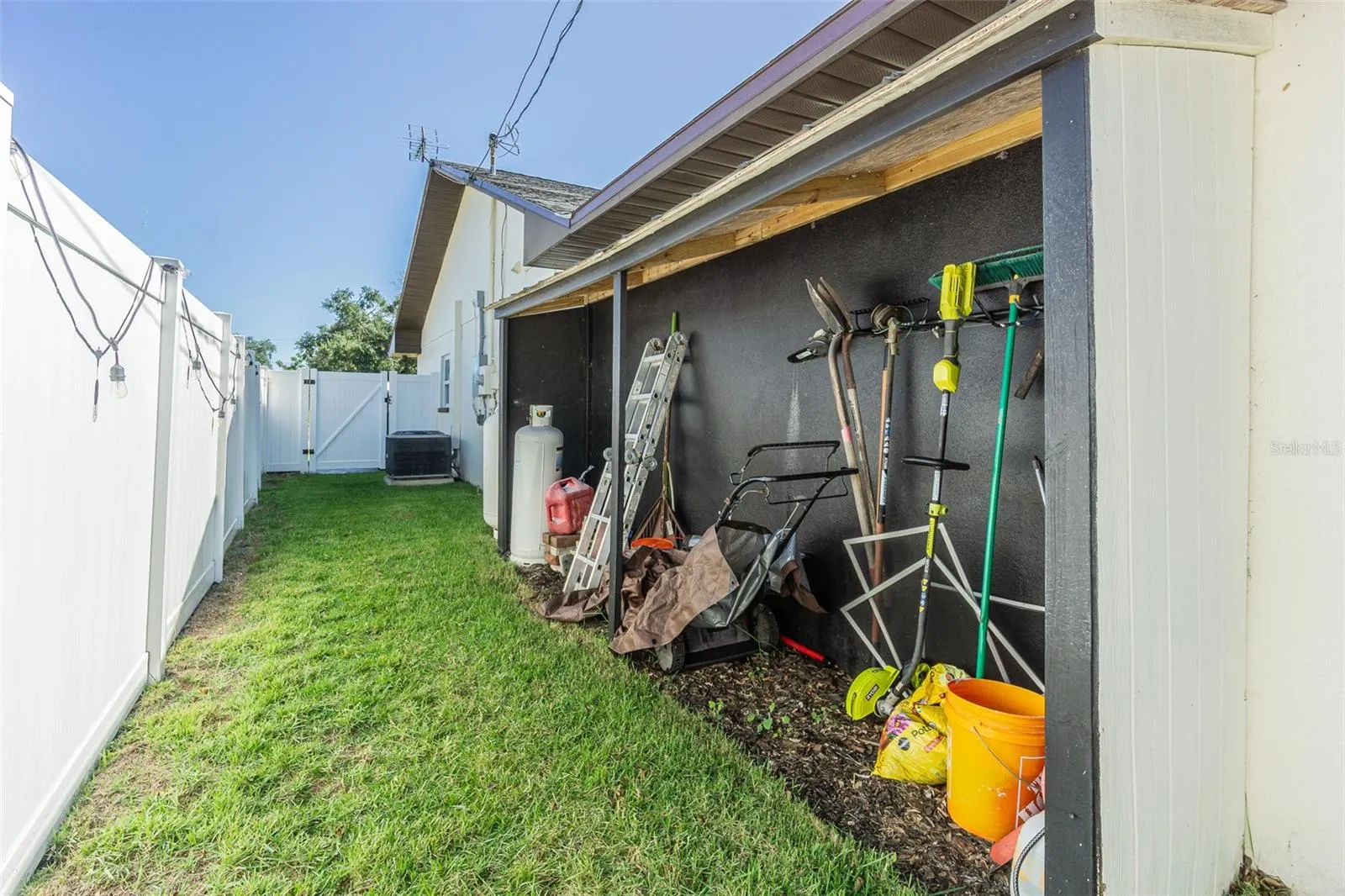 1362 ROBINSON DR