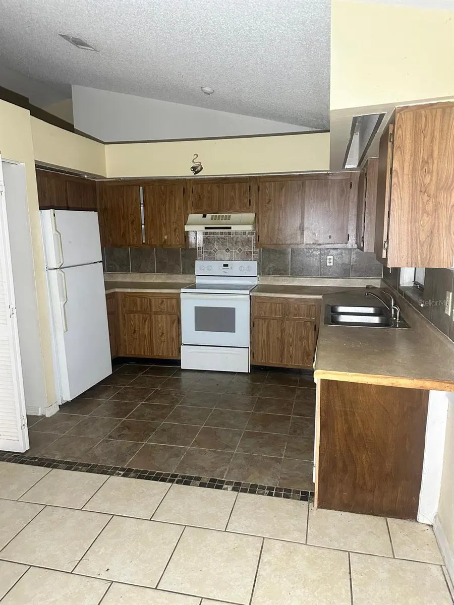 805 DEL PRADO DR