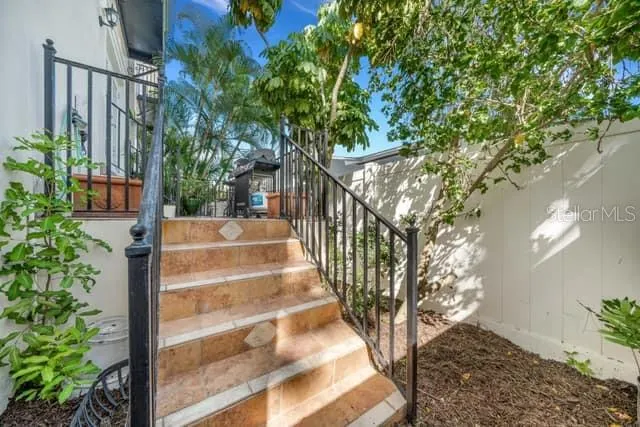 110 RICARDO WAY NE #8 #8