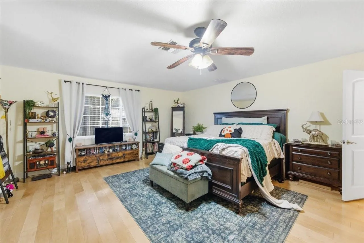 505 LAKESIDE DR
