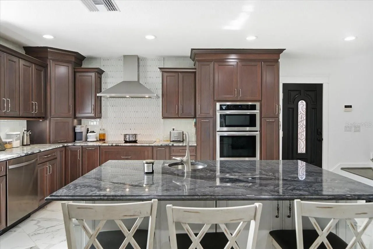 505 LAKESIDE DR