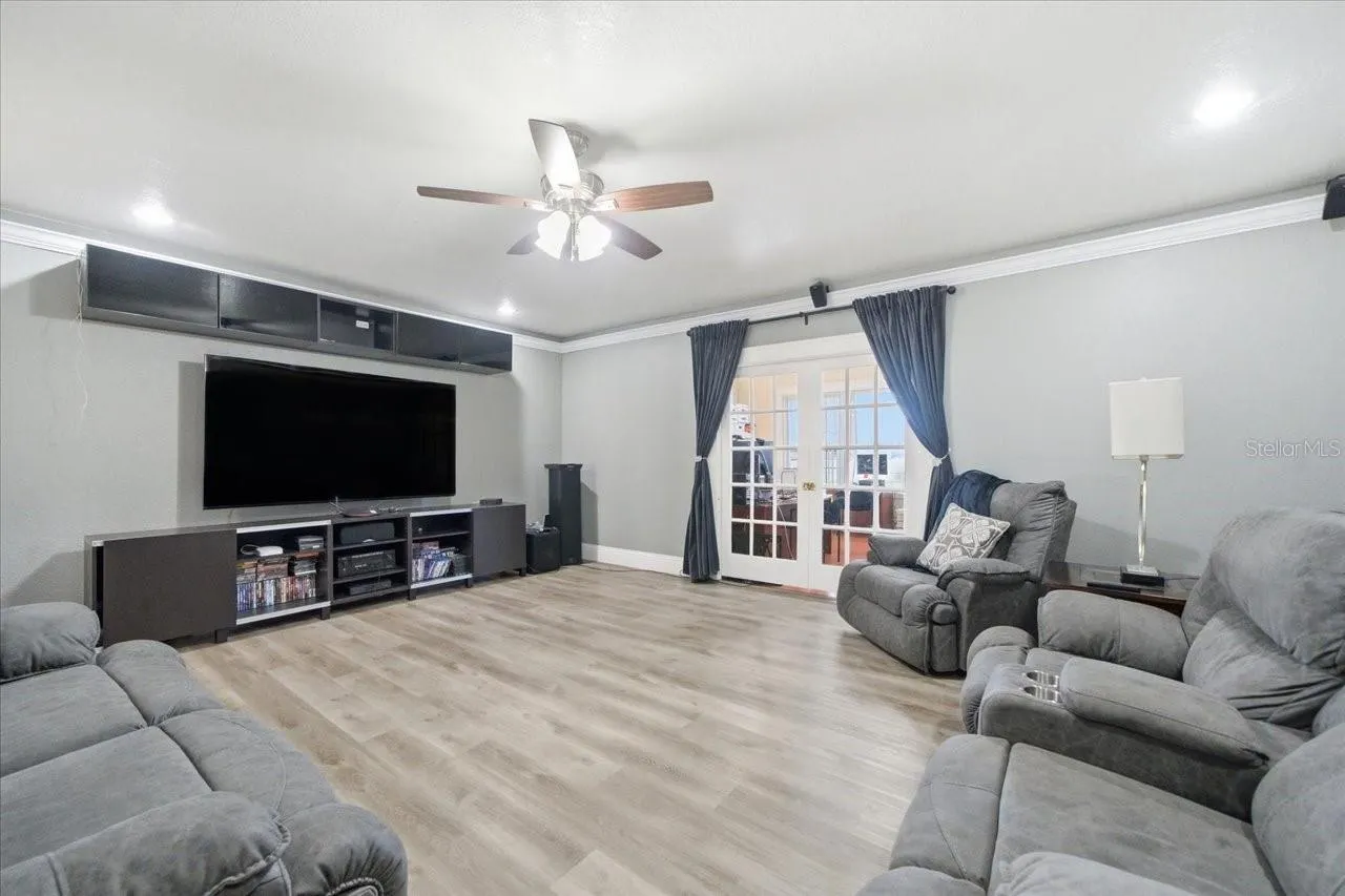 505 LAKESIDE DR