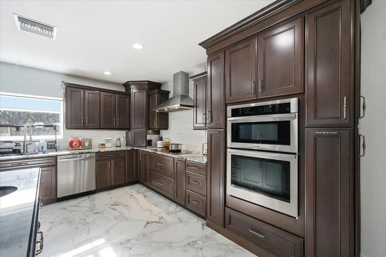 505 LAKESIDE DR