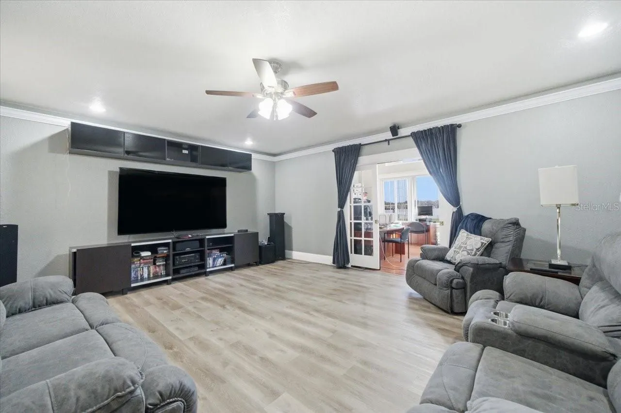 505 LAKESIDE DR