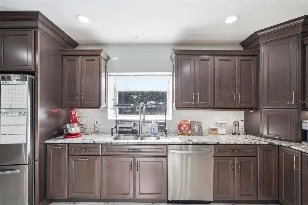 505 LAKESIDE DR