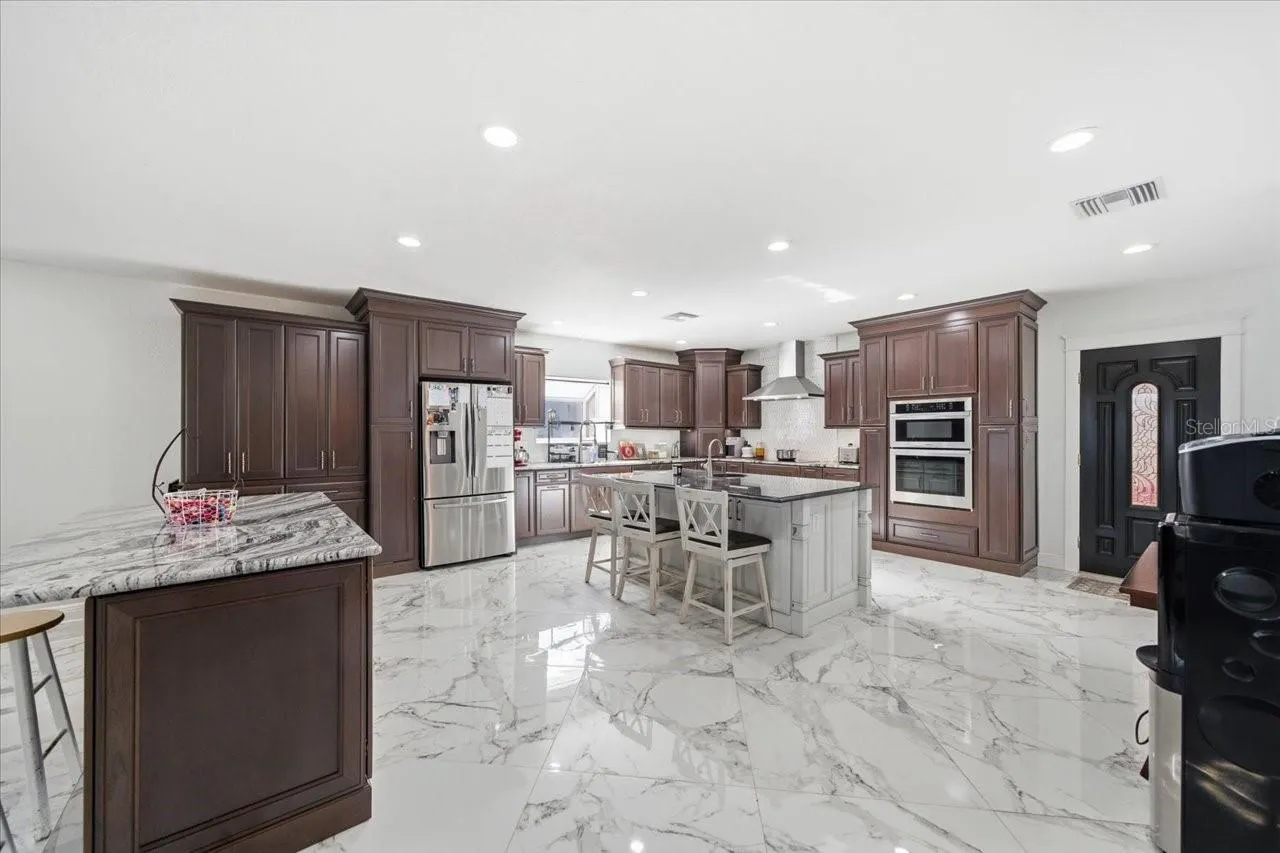 505 LAKESIDE DR