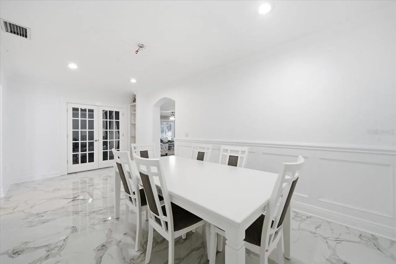 505 LAKESIDE DR