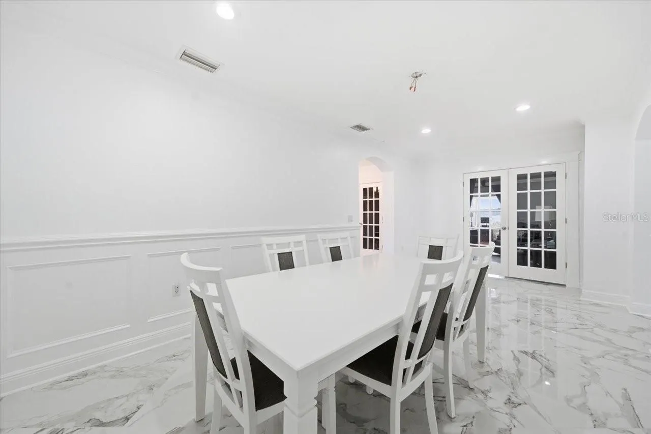 505 LAKESIDE DR