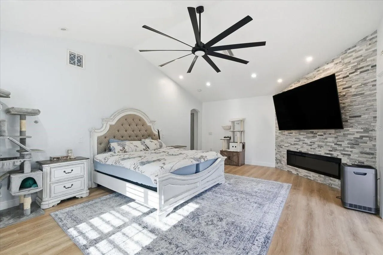 505 LAKESIDE DR