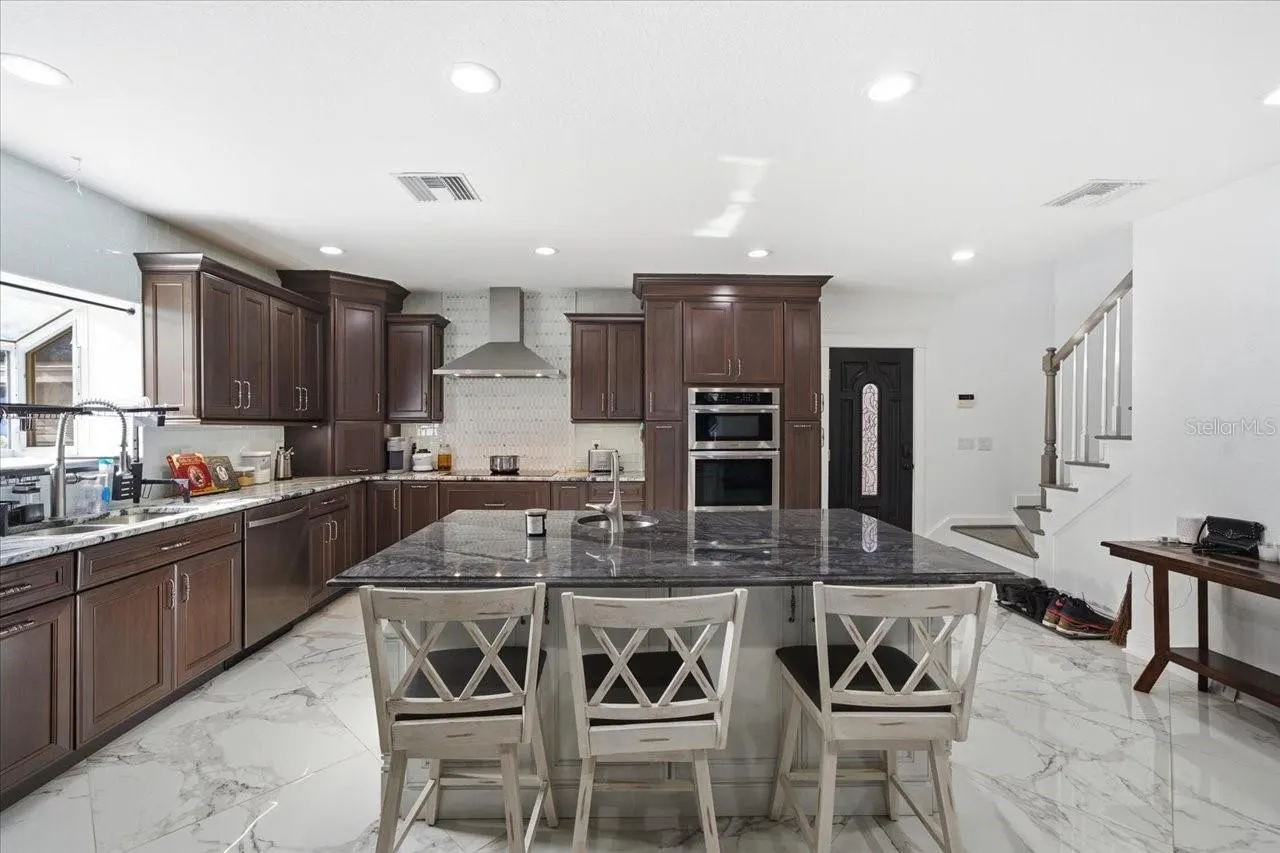 505 LAKESIDE DR
