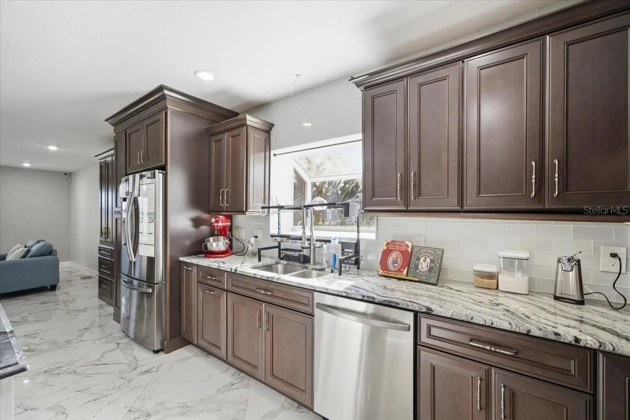 505 LAKESIDE DR
