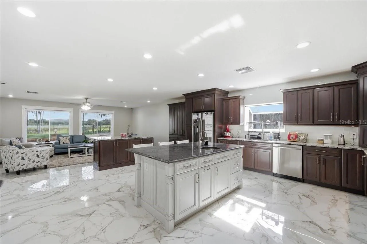 505 LAKESIDE DR