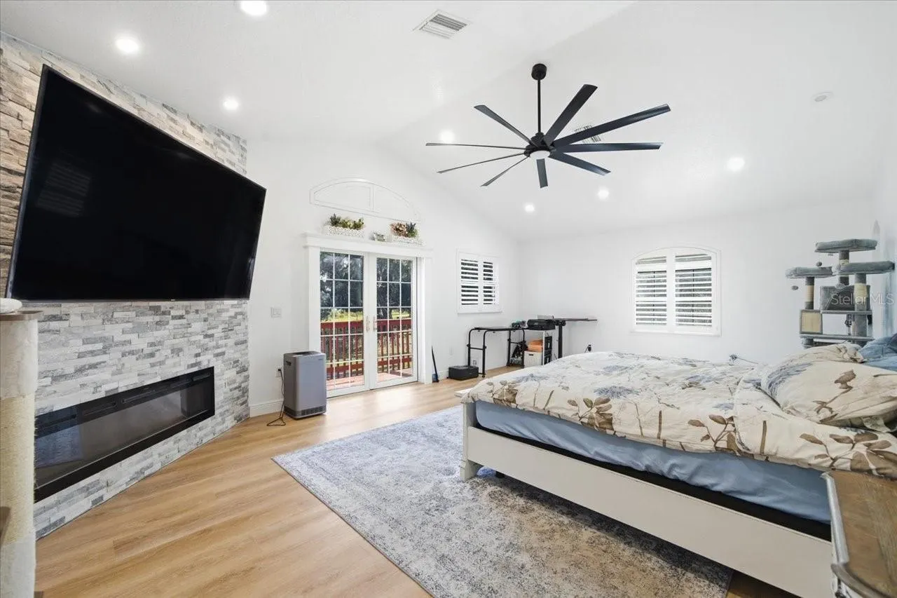 505 LAKESIDE DR