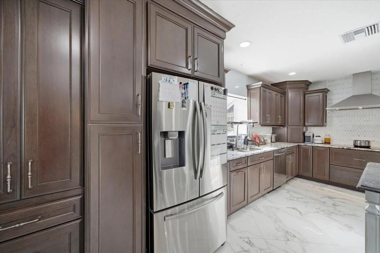 505 LAKESIDE DR