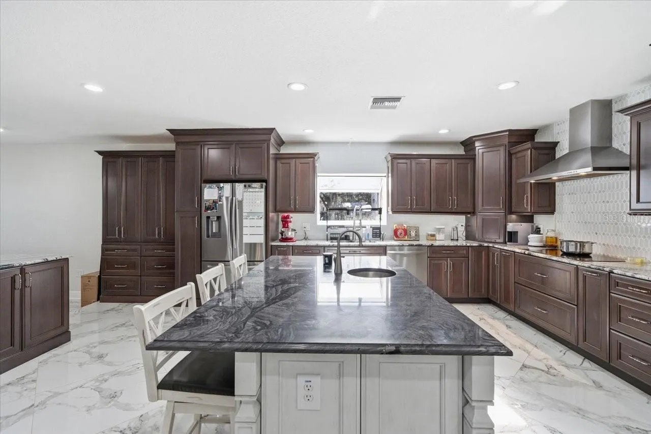 505 LAKESIDE DR