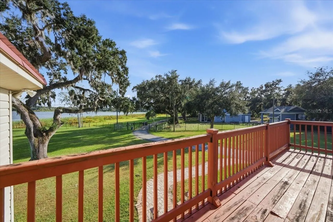 505 LAKESIDE DR