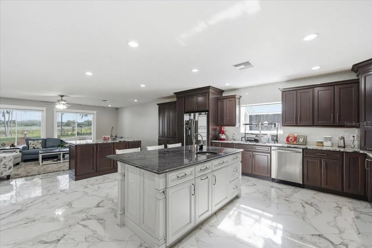 505 LAKESIDE DR