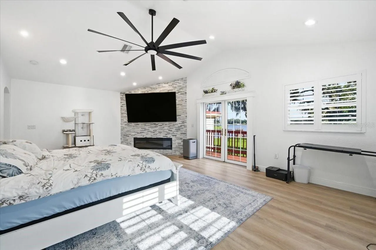 505 LAKESIDE DR