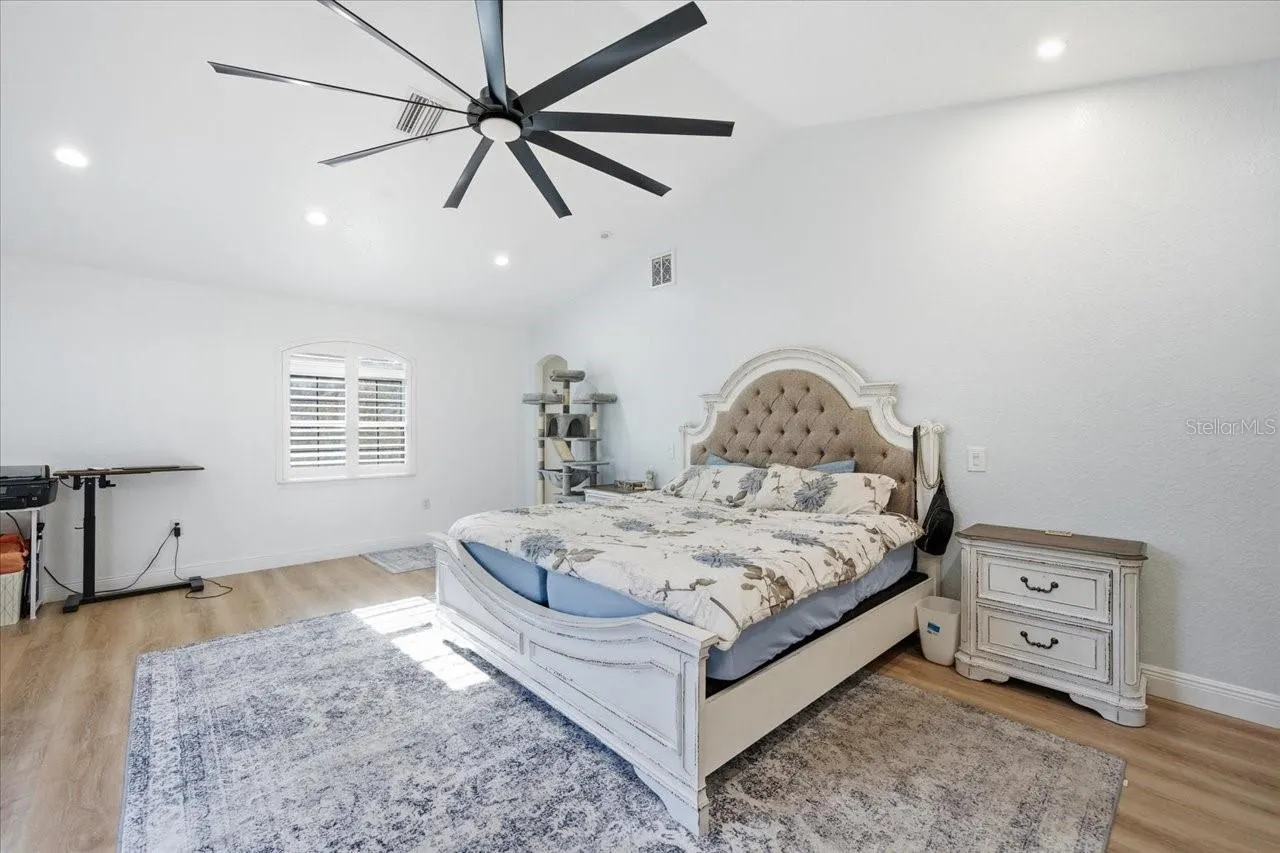 505 LAKESIDE DR