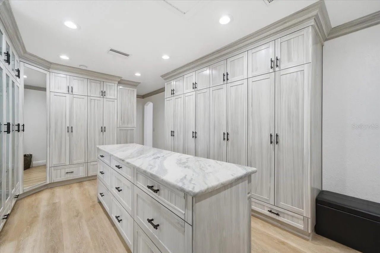 505 LAKESIDE DR