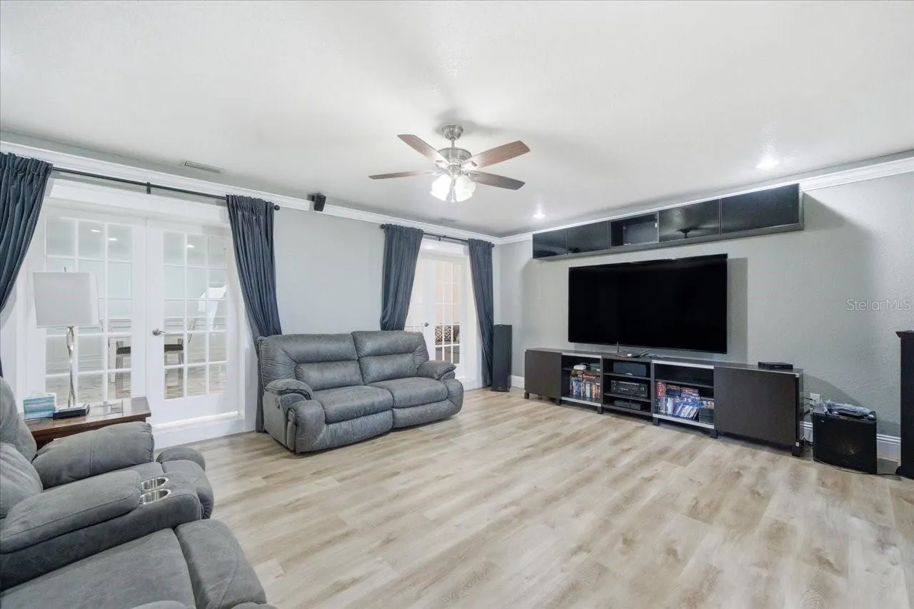 505 LAKESIDE DR