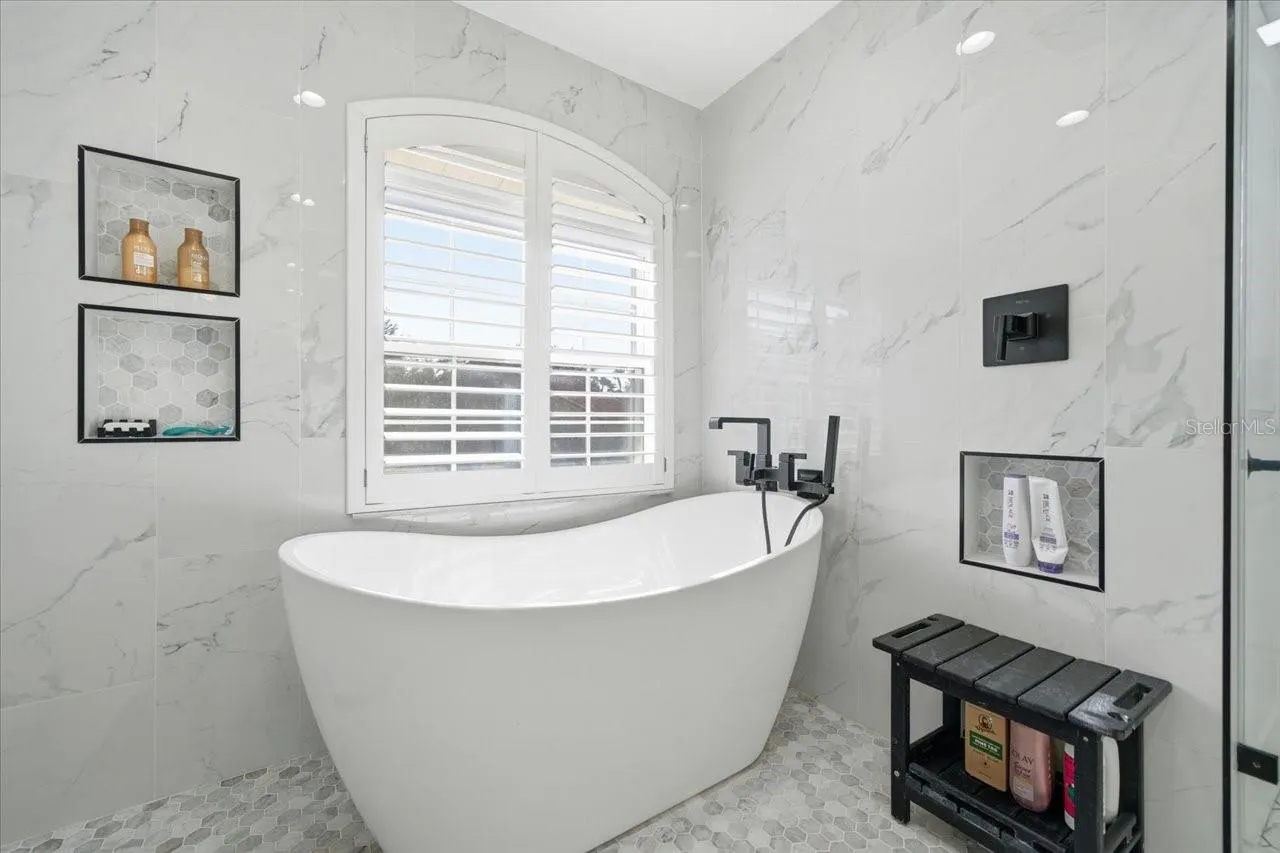 505 LAKESIDE DR