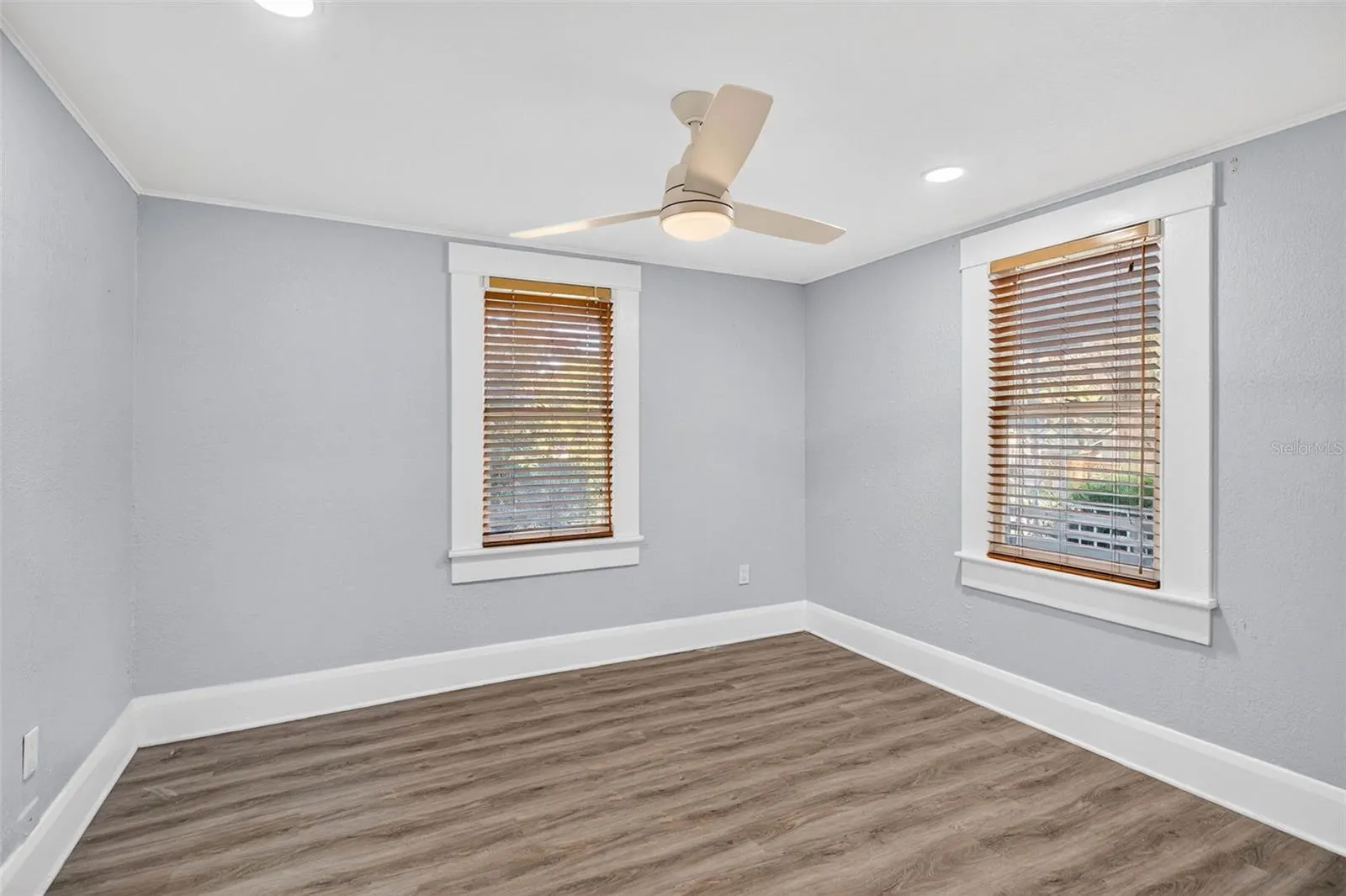 224 W JEAN ST