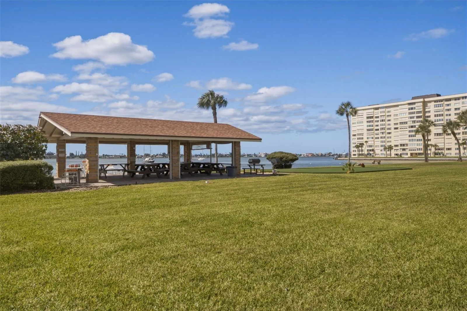 4700 COVE CIR #111 #111