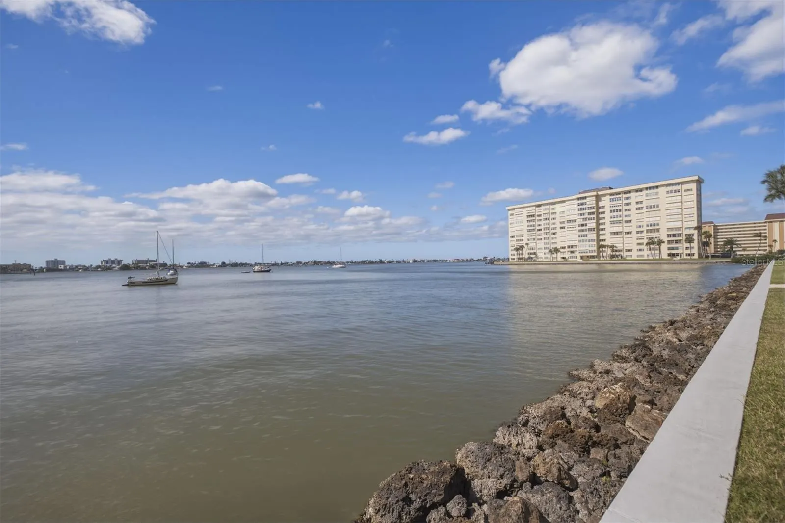 4700 COVE CIR #111 #111