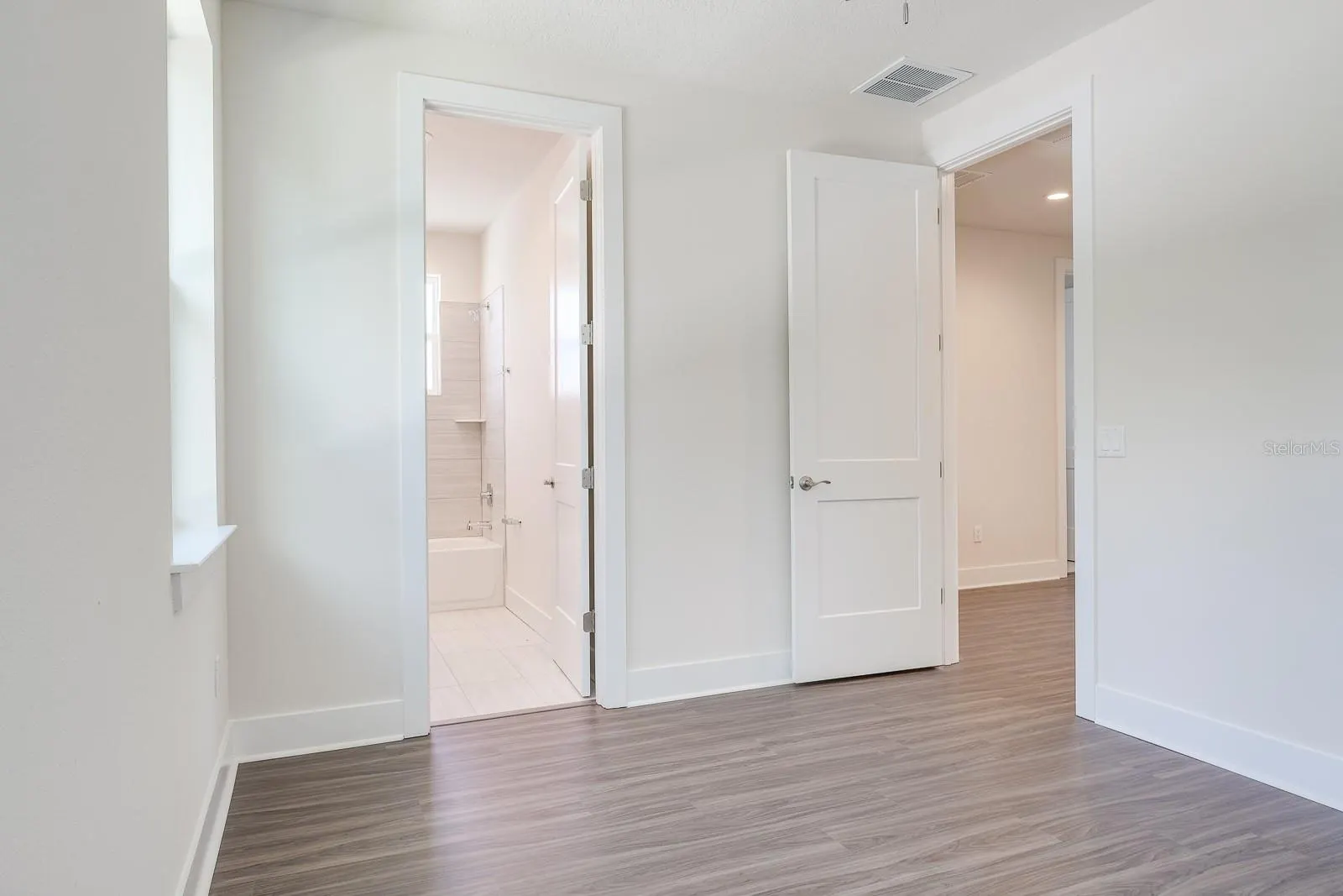 2076 PARAGON CIR W